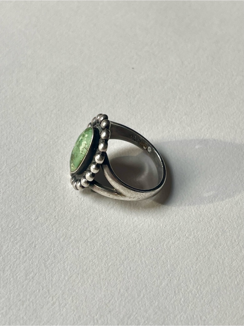Vintage Navajo Sterling Silver Green Turquoise Split Shank Statement Ring - Picture 2 of 6
